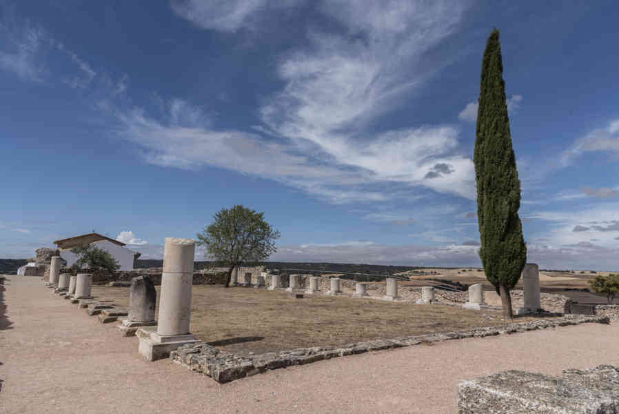 Cuenca - Saelices - parque arqueológico de Segóbriga 22 - Aula Basilical.jpg